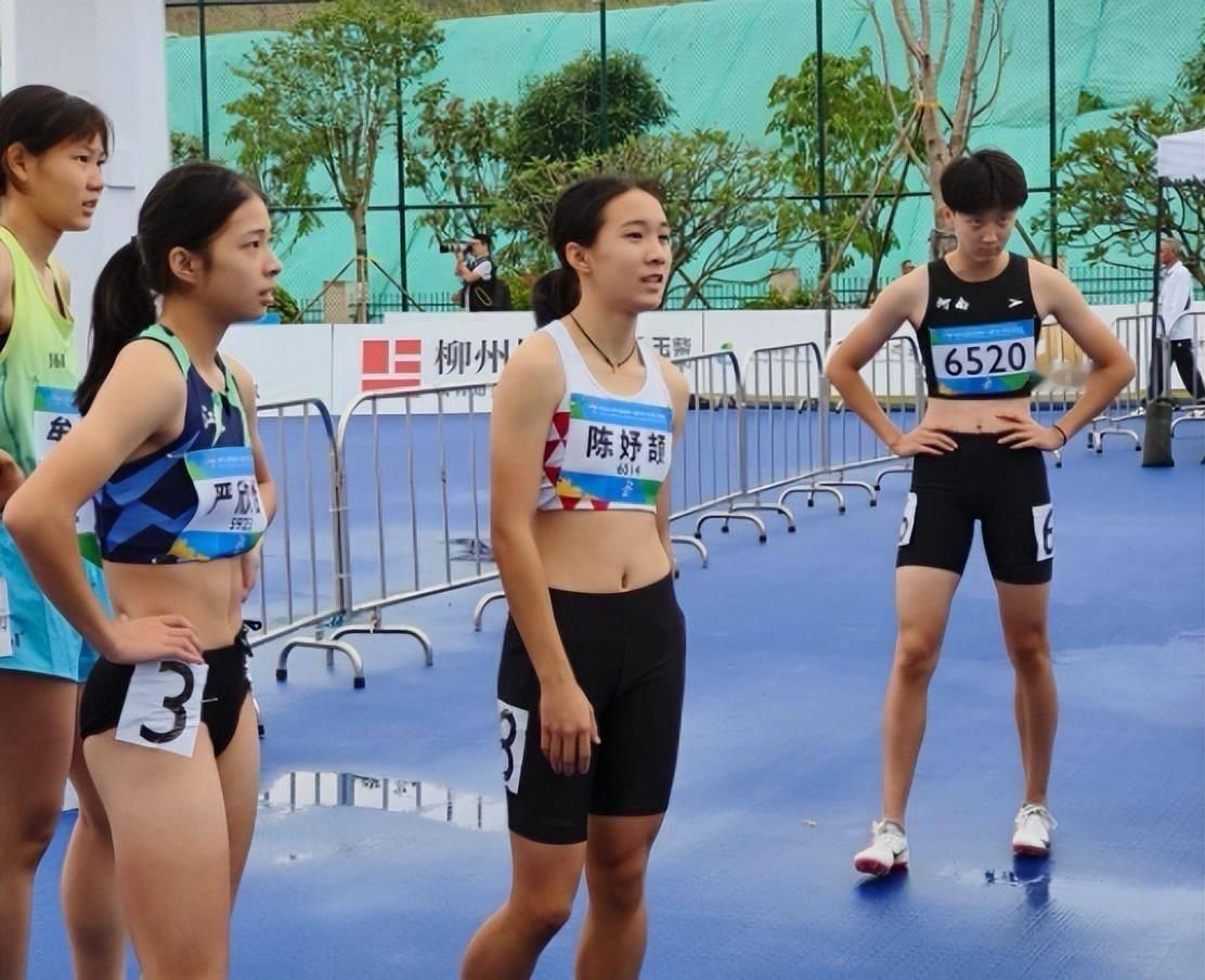 陈妤颉夺冠后收到五年高考三年模拟

短跑新星陈妤颉拿下比赛冠军，赛后收到一份特殊礼物，五年高考三年模拟，有趣的一幕迅速在网上走红。

今年十七岁的陈妤颉，在短跑项目不断刷新成绩，赛场上风一样的速度，收获大量观众的喜爱。很多人把目光放在她的运动天赋上面，别忘了，她还是一名普通高中在读学生。运动员的身份