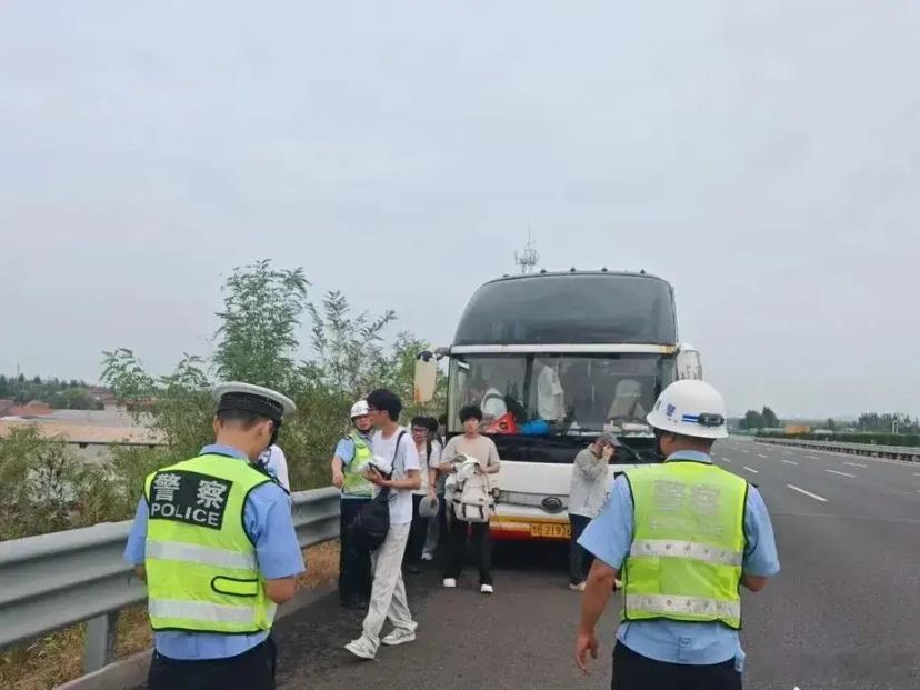 【事发滨台高速淄博段！大巴突发故障，51名大学生被困】9月25日，中秋假期首日，一辆载有烟台高校51名大一新生、返程菏泽的客运大巴，在滨台高速淄博辖区路段突发故障，车辆被迫停靠应急车道。
初次离家求学的学子归心似箭，半路突发状况让众人手足无措。淄博滨台高速交警的及时救助，让学子们由衷感慨 ​