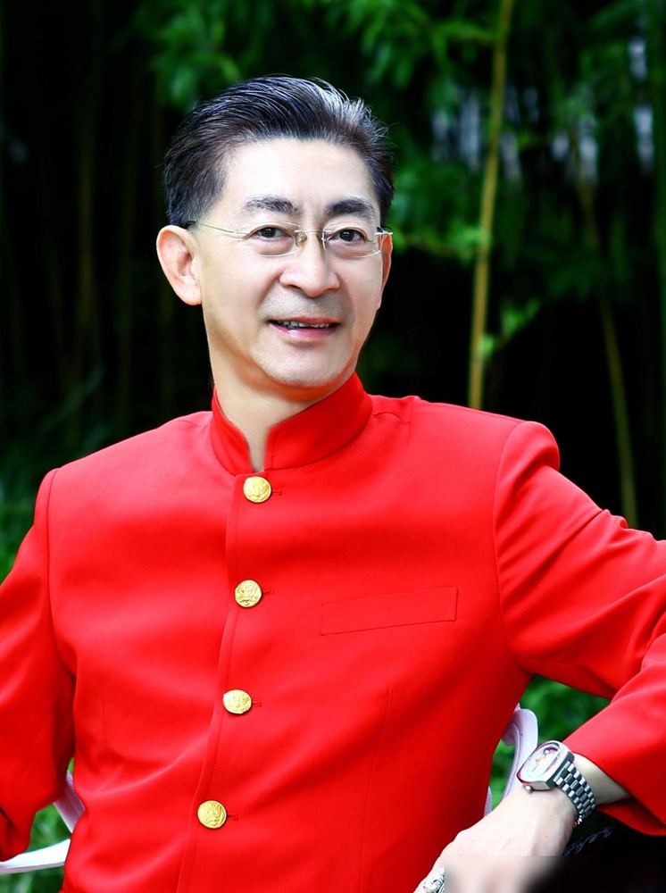 他爹六龄童早就告诉他，演猴不盯出神来，这角色就是死的。六小龄童不信邪，把自己当牲口练。
先讲狠的。他高度近视，看人都是虚的。为了练火眼金睛，白天死盯太阳底下的香火头，晚上关灯看乒乓球来回弹。两年硬生生把眼神练得能扎人。
再讲绝的。他家里四代演猴戏，曾祖父踩高跷翻跟头，爷爷专攻猴王，他爹六龄童更是