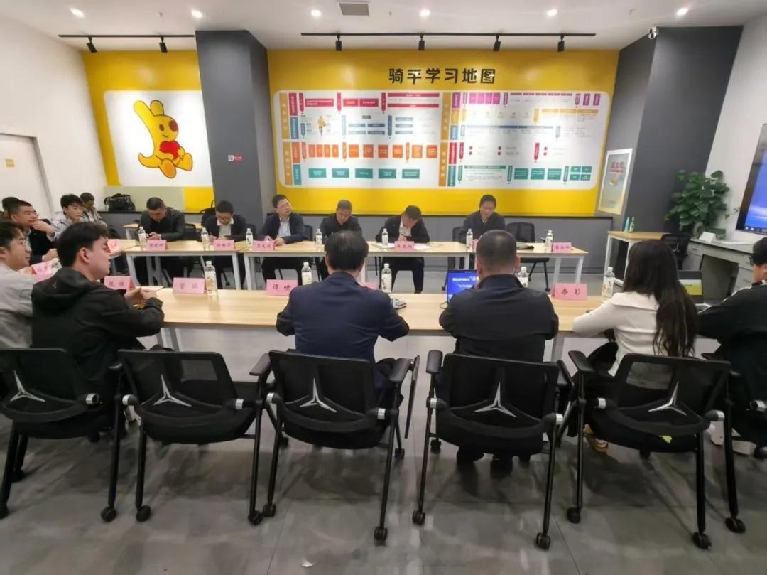 【湖北市场监管“市事有回应”——外卖平台赋能餐饮主体发展专场对接活动】10月20日，湖北市场监管“市事有回应”——外卖平台赋能餐饮主体发展专场对接会在武汉美团骑手之家举办，省市场监管局二级巡视员朱钦炳出席并讲话。活动聚焦平台赋能餐饮主体发展，统筹食品安全监管与经营主体帮扶，搭建起监管 ​