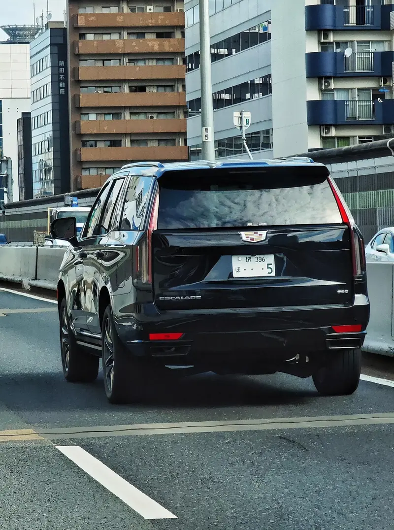 在大阪街头最常碰见的凯迪拉克车型，既非 XT5 也非 CT5，而是凯雷德【来自懂车帝车友圈】