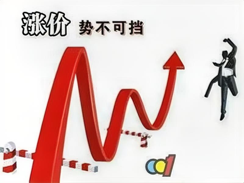 手机市场最近有点反常，越卖不动反而越涨价！数据显示，近十年国内手机年出货量从 4.8 亿台跌到 2.85 亿台，换机周期拉长到 42 个月，但华为、小米、荣耀等品牌却集体涨价，单机涨幅 200 到 1000 元。
中端机型面临成本压力，厂商不得不放弃薄利多销策略，转向高端市场竞争。未来手机价格可能持
