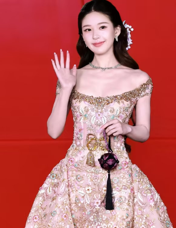 赵露思被曝自费买高定，6小时后品牌创始人亲自下场把话题掀了 ​