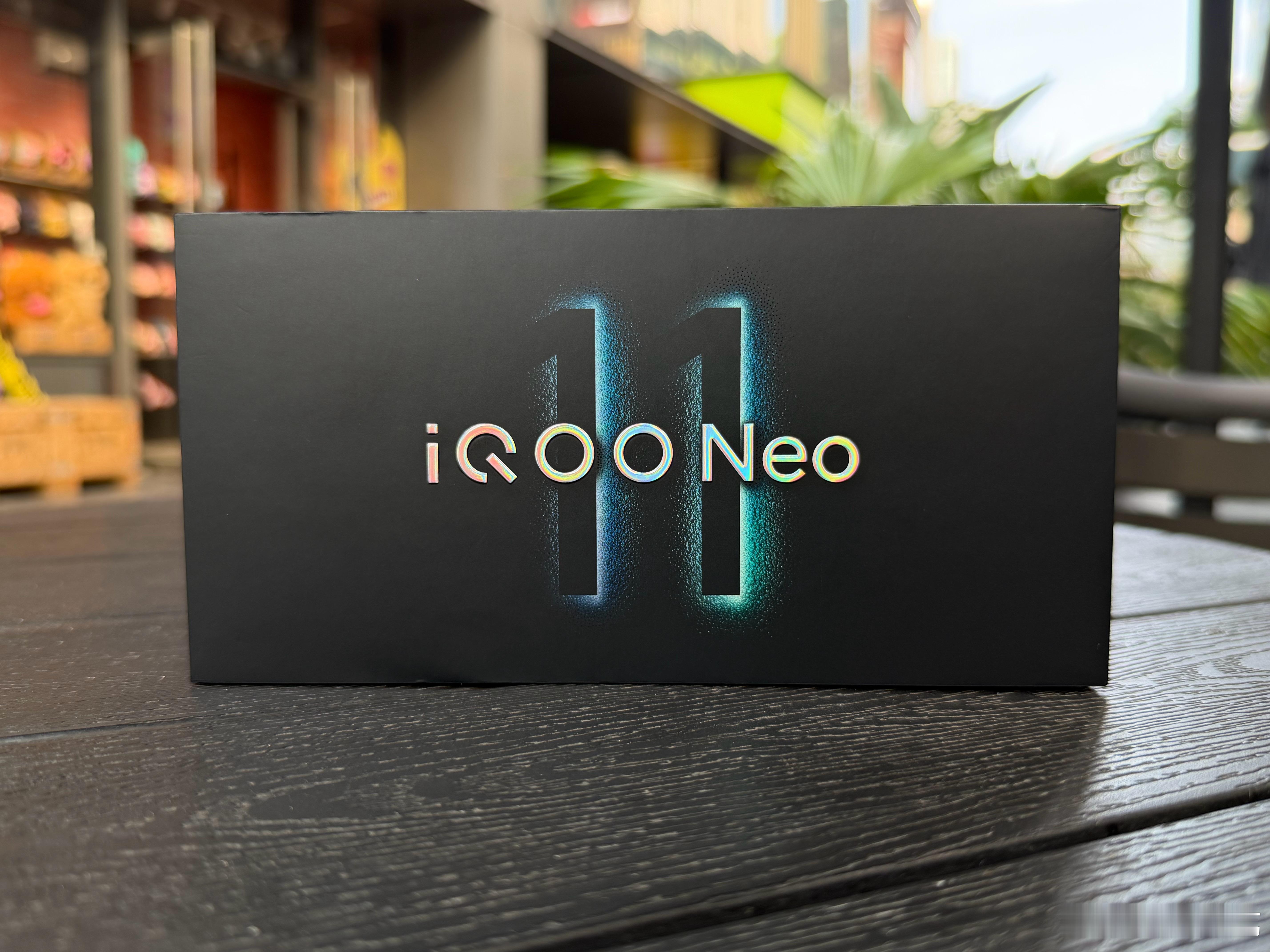 #iQOO Neo11 至尊版#到了，先简单开个箱

外观首次采用横置Deco设计，大R角设计圆润不顶手，AG磨砂后盖不粘指纹，金属中框质感很好，我这台是驰光白12GB+256GB，国补到手价2899

旗舰性能 越级配置，iQOO Neo11 至尊版搭载天玑9500M和自研电竞芯片Q2，2K护眼超冠屏全球首发F2发光材料，9100mAh蓝海电池 ​