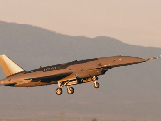 #全球武器装备盘点# 2026美国航空航天与网络安全会议期间，美国空军特洛伊·梅克部长表示FQ-42A和FQ-44A两种CCA无人机现在都有了美国空军的正式名称。其中，通用原子航空的FQ-42A无人机被称之为“复仇”，安杜里尔的FQ-44A无人机被称为“狂怒”（这个和其之前的厂家名称倒是一致）。
根据美国空军的计划 ​