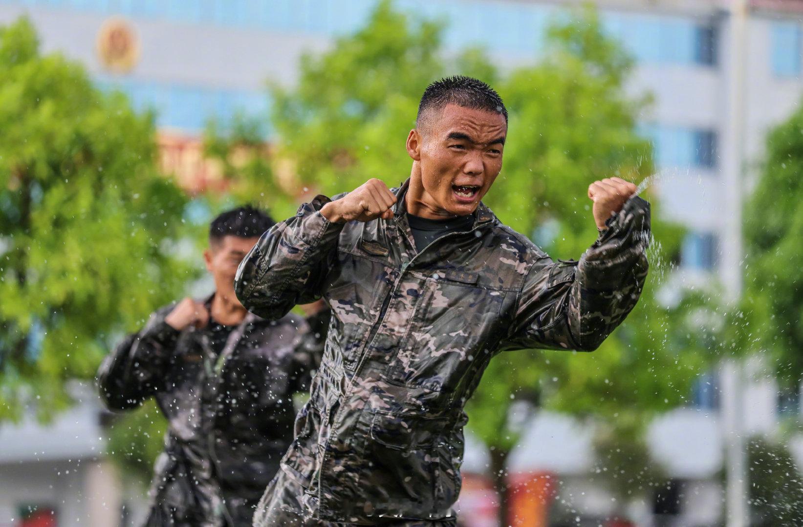 【#武警硬核练兵战力满满#[威武]】近日，武警广西总队来宾支队开展战术、擒敌等课目训练，锤炼官兵打赢本领。#攻坚建军百年新样貌新作为#（果志远） ​