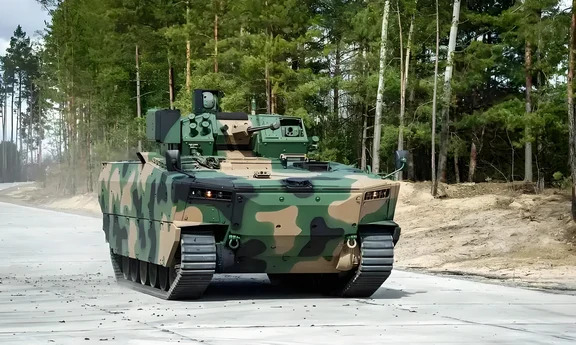 “獾式（Badger）”8×8轮式步兵战车
獾式是南非丹尼尔公司，基于芬兰帕特里亚AMV底盘深度本土化改进而来的新一代8×8模块化轮式战车，用来替换老旧的蜜獾（Ratel）6×6步兵战车，属于南非陆军“马蹄铁项目”主力装备。
基础参数（标准步兵型SV）
- 布局：8×8全轮驱动，乘员3人（驾驶员、车长、炮手）+ 8名载员
- 战斗全重：28吨，可加装附加装甲增重
- 车体尺寸：长8.01m，宽3.44m，高2.83m
- 动力：斯堪尼亚DI12涡轮增压柴油发动机，540马力，7速自动变速箱
- 悬挂：全轮油气独立悬挂，中央胎压调节、泄气保用轮胎
- 机动性能：公路极速104km/h；公路续航1000km，越野续航750km
- 越障：涉水1.2m，优秀的荒漠、丛林越野能力，专门增加丛林防刮套件适配非洲地形
防护水平
1. 基础焊接钢装甲，防御轻武器子弹与炮弹破片；可外挂模块化复合装甲提升正面防护
2. LMT平底防雷防爆结构+双层车体，车底可抵御8公斤TNT地雷爆炸，车轮位置抗爆能...