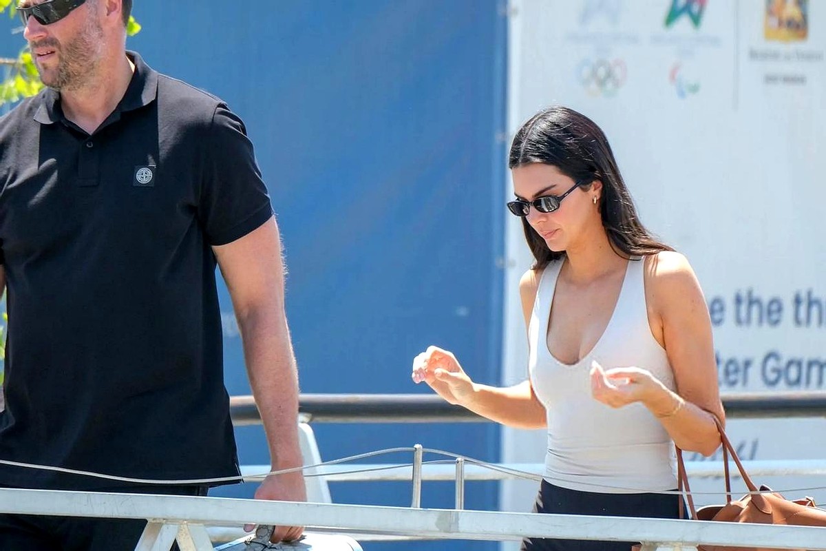 威尼斯水城的石板路还没被夏日的阳光烤透，超模肯达尔·詹娜的街拍穿搭攻略...