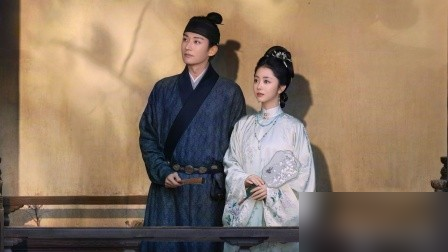 内娱苦苦相争十年的撕番大战，居然被一本《新华字典》彻底终结了。
《兰香如故》刚在央八定档，粉丝立马炸锅。明明谭松韵是一番大女主，海报上，刘学义却明晃晃排在前面。
别急着开骂，这真不是剧方暗箱操作。今年7月出了署名新规，演员排位，统统按姓氏笔画来。
刘字6画，谭字14画。管你流量多大、背景多硬，