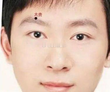 相学 男人身上的旺妻痣有哪些？1、旺妻痣一：耳后藏痣如果男性的耳朵后面有痣，视为大吉之兆，代表了暗藏财运。此人平时不显山不漏水，但实则心中有自己的规划，又加上暗藏的财运，必然以后会有所成，为妻儿提供富足的生活。2、旺妻痣二：右眉上方如果男人的右眉上方长痣，则表示此人命中富贵，一生无忧。有此面相特征的男人，财运是非常不错的，选对方向，则会积累一笔可观的财富，而且并非只满足于现状，还会不停向前。男人的好运，也会惠及妻儿。3、旺妻痣三：嘴边痣如果男人嘴边有痣，那代表的是一生衣食无忧。这样的人，有能力给自己的另一半富足的生活，还能给与另一半全方位的帮助。得夫如此，妇复何求。这样的男人，也是妻子的贵人，会让其妻好运连连。4、旺妻痣四：嘴下痣如果男人的嘴角下方有痣，说明此人会理财，能守得住财。而且，此人的财运也是非常不错的，会遇到意外之财。