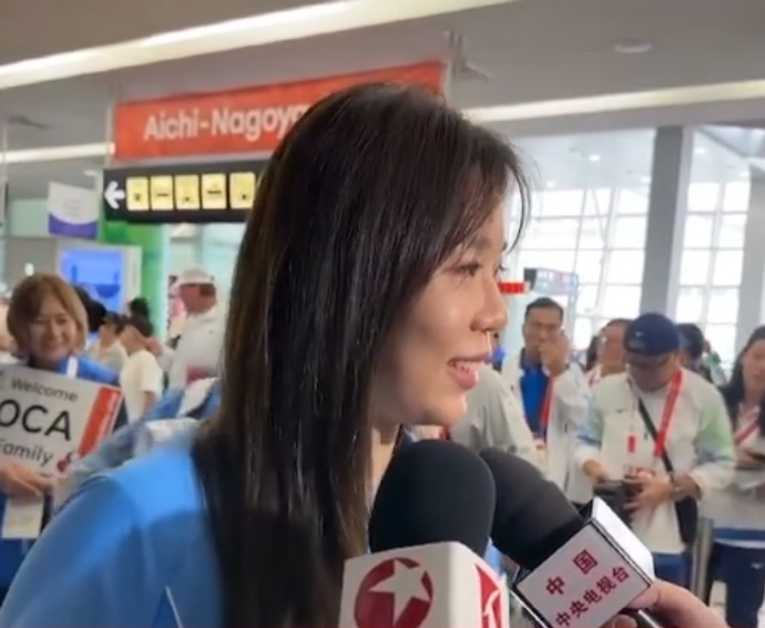 贾一凡：目标明确，全力冲击女团金牌
 
2026年名古屋亚运会
抵达日本名古屋，开启第三次亚运会征程的国羽名将贾一凡，在采访中道出全队的心愿。她表示，本次亚运会自己目标更加清晰，将所有精力聚焦女子团体项目。前两届亚运会女团赛场，中国队两次遗憾收获亚军，这一次全队上下同心，目标只有一个，拿下女团冠