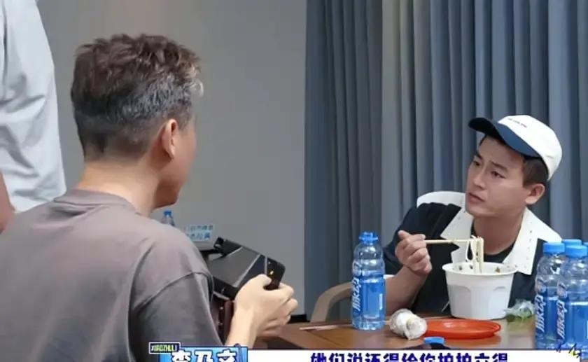 李乃文给欧豪瞎拍照片把脸都拍变形了，欧豪当场就要对李乃文罚钱，欧豪：“就这个水平，哥，第一天就应该辞退，您是黑粉拍的。”李乃文：“黑粉。”欧豪：“这得罚钱吧。”胡军：“肯定的。”
看到这里，很多人可能先笑出声了。拍照把人的脸拍变形，已经不是角度问题，简直像是故意把丑照往最夸张的方向拍。更巧的是，被拍