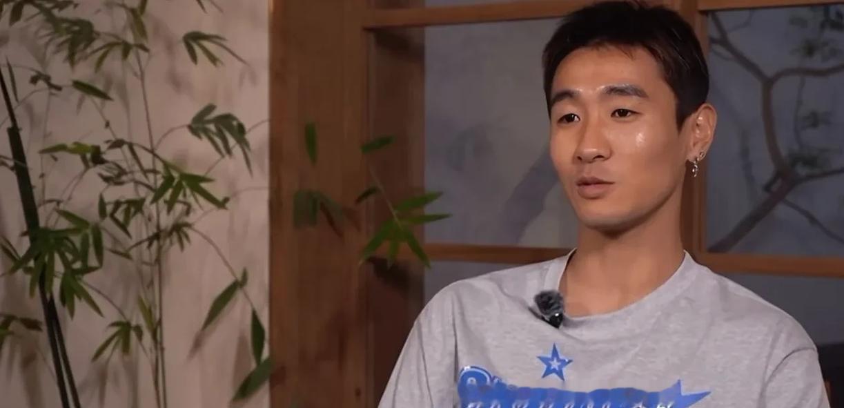 单赛季交出9球5助攻的本土核心，居然连一个年度最佳的大名单都挤不进去，这事儿放在整个足坛都挺少见。
中超三十人候选名单一拉开，成都蓉城的韦世豪名字直接被抹掉了。
不是实力不够，也不是出场时间不够。卡死他的就一条死规定：只要本赛季吃过纪律处罚，不管球踢得多漂亮，直接一票否决。
这规矩看着特别正能