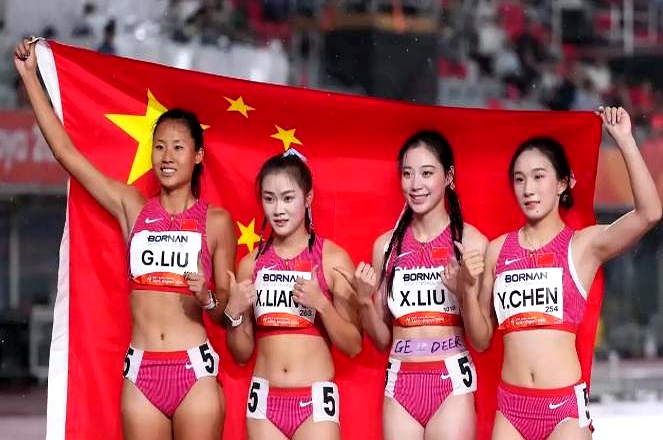 不知大家发现没，亚运女子接力夺冠，四个姑娘站一排，只有刘峡君腹上横着一条贴布，上面印着 GEDEER，而这串英文字母，其实藏着感人的小心思。
 

说实话，决赛前几天葛曼棋在大腿拉伤后坐着轮椅被推离赛道那一刻，不知让多少田径迷心里猛地一沉。
 

接力队的主心骨突然倒下，换上2005年出生的小将刘国