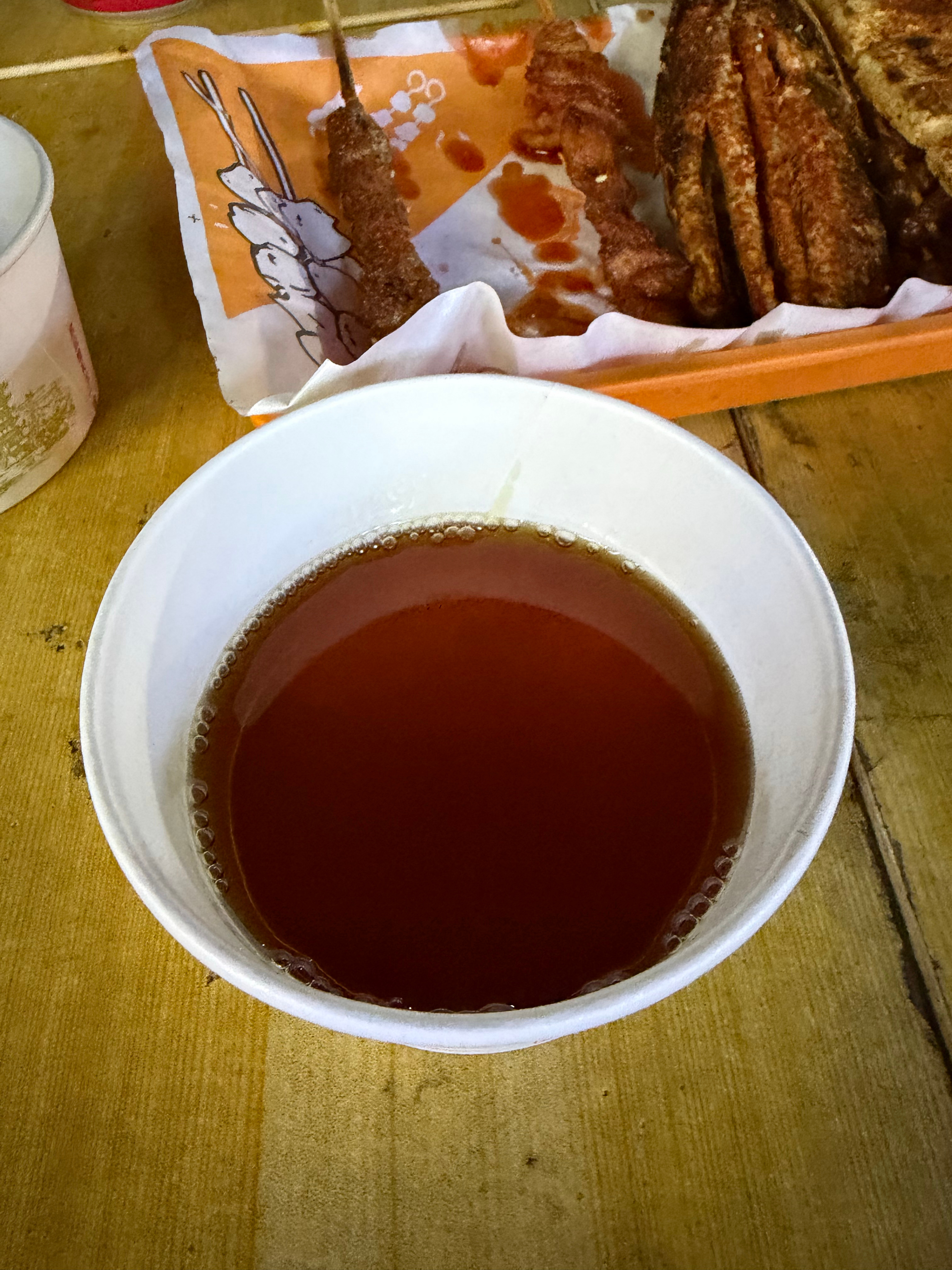 要不说呢，命运会给你最好的安排呢
本来准备吃蟹神咩咩，号都排到了，结果又没去成，回家路上就一直在想着等下回去吃啥，都不尽人意，结果快到家的时候发现家门口最后一公里要堵车20分钟，果断找了个岔路弯进去，准备看到啥吃啥。
进来走了一圈，有三个搞烧烤的，最终选了这个路边的新疆羊肉串，杯子都 ​