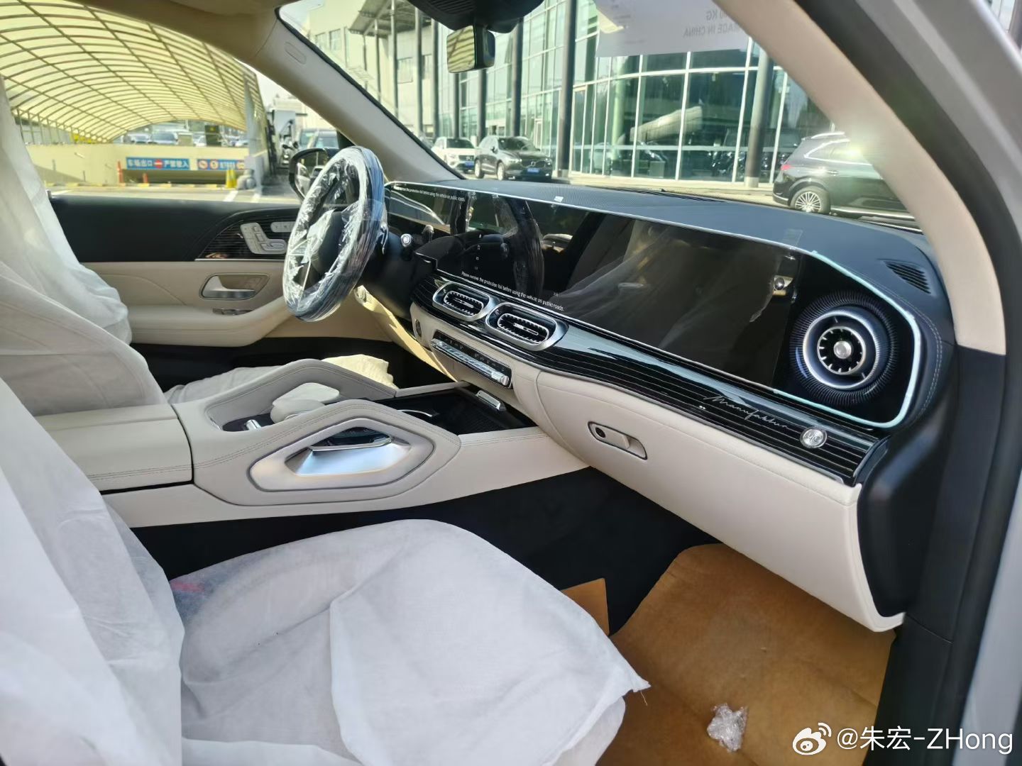 奔驰GLE450L 140周年纪念版 远峰灰 米内饰 
指导价72.68万元
全款优惠5万元！

全款裸车67.68万
优点就是汽油车后轮325胎款，加长版…

南方客户估计就买电动车了，北方客户还需要汽油车… ​