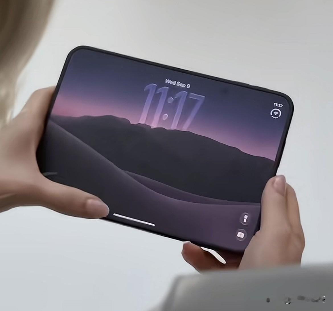 苹果首款折叠屏终于官宣了，最后一天才知道叫 iPhone Duo，15999 起，跟之前爆料差不多。

展开是苹果最薄机身，内屏 7.6 英寸、外屏 5.4 英寸；全球统一 eSIM，国行也不给实体卡。A20 Pro + C2 基带，后置 48MP 主摄加 2X 长焦，内屏用屏下前摄，侧边指纹，还支