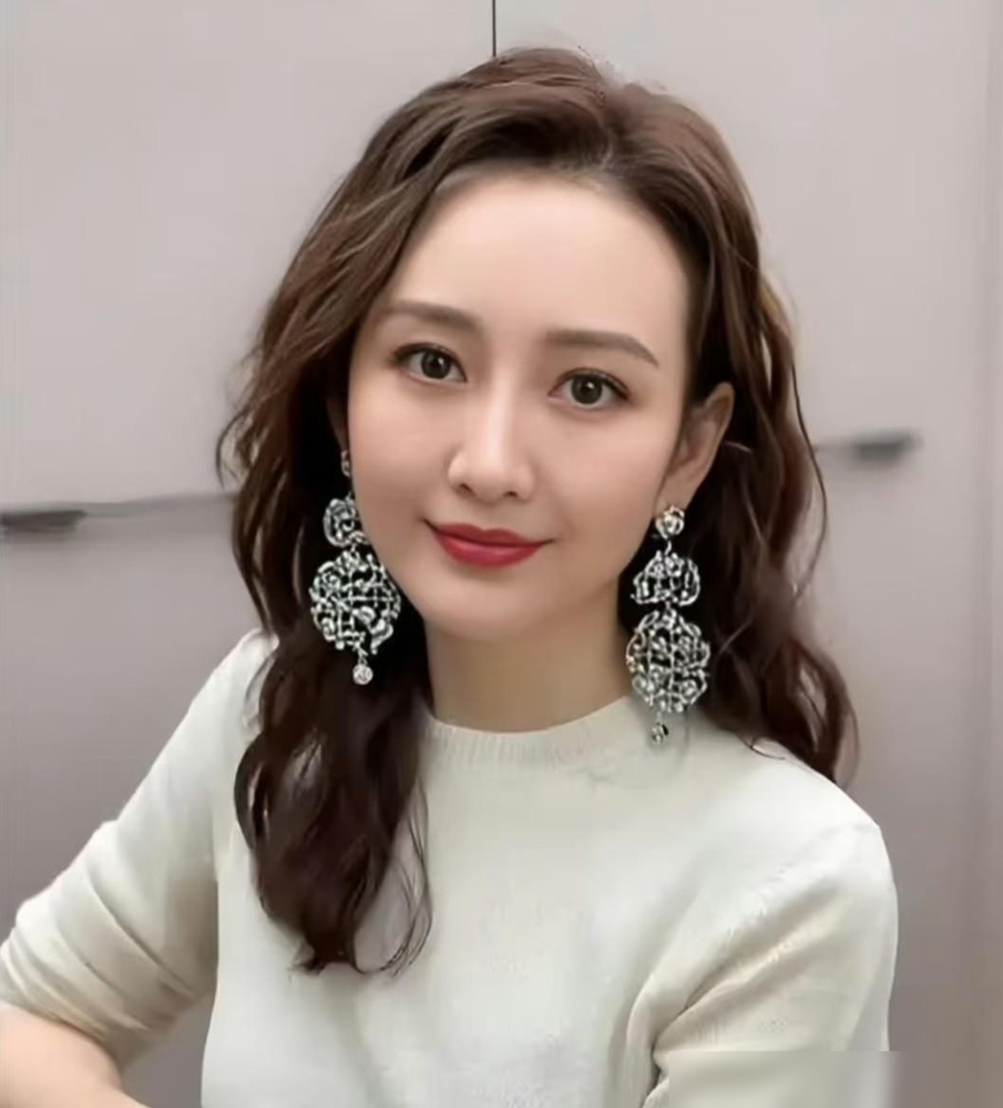 王鸥官宣生女，全程没提孩子父亲一个字！
当年张碧晨公开女儿，直接点明父亲是华晨宇。
结果孩子刚曝光，就被卷进全网无休止的舆论，各种阴谋论扣女方心机，连亲子鉴定这种离谱传闻都满天飞。
张碧晨打了好几年官司才洗清污名，事业也受了不小影响。
王鸥从一开始就把所有私人信息藏得严严实实，半点儿口风都不