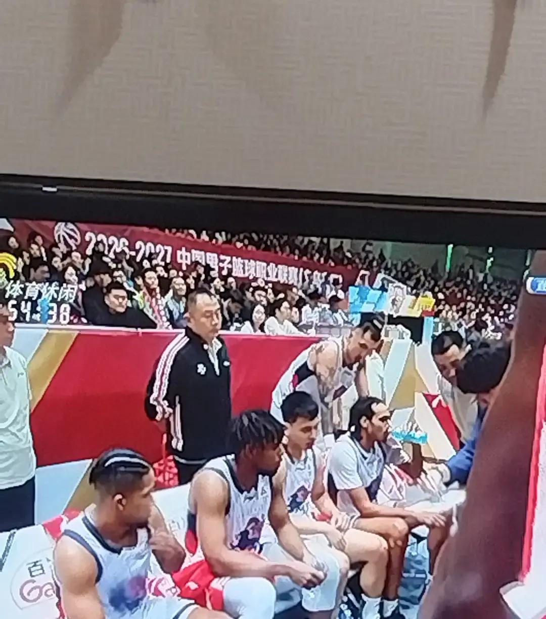 山东男篮今晚客场碰上南京同曦，讲真，很多山东球迷心里估计早就凉了半截。
现在的山东队打得确实太别扭。邱彪手里能打的牌本来就不多，关键是打法还被摸得一清二楚，后场球权全指望班顿去硬凿，他要是手感冰凉或者被掐死，整支球队在场上就像断了电一样，完全不知道该怎么得分。
反观对面的南京同曦，青年军冲起来是
