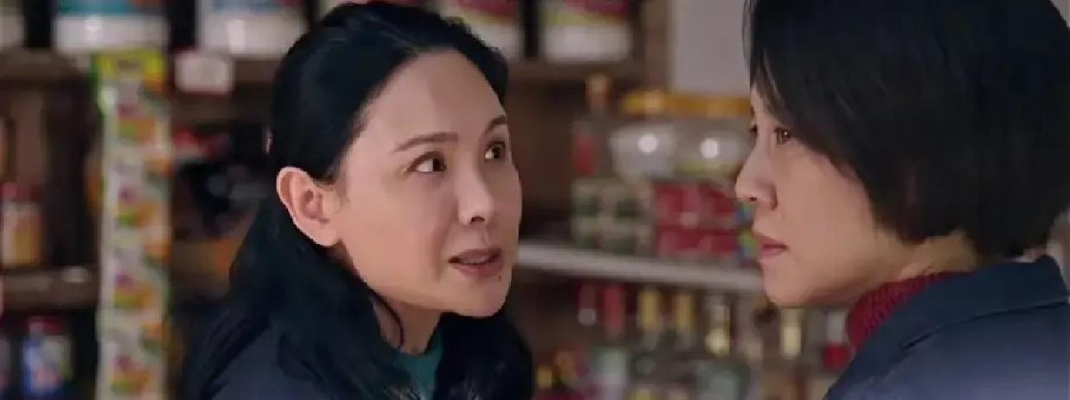 真没见过这么坑老公的，跑到央视黄金档的大戏里，当着全国观众的面把亲老公的相亲局给搅黄了

9月3号开播的《生逢其时》里藏了个大乐子。郭晓东在剧里演个老实木讷的单亲爸爸，好不容易张罗场相亲，程莉莎客串的胡同邻居突然杀出来，满嘴挖苦带嫌弃，三两句话就给硬生生搅和散了

戏里头那副嫌弃的嘴脸演得活灵活现，