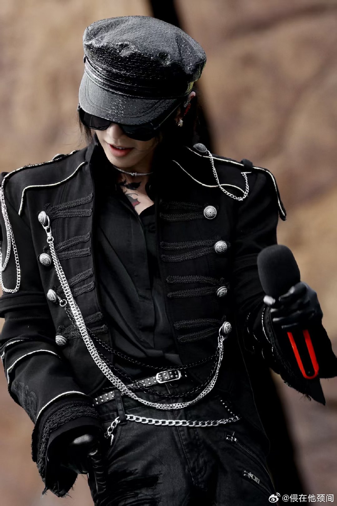 #华晨宇[超话]##华晨宇给过生日的一人送一台手机#谁能料到看演唱会还解锁豪华生日礼物。华晨宇把诚意落到实处，幸运寿星收获手机大礼，近距离对话，这种双向的温柔太戳心。 ​