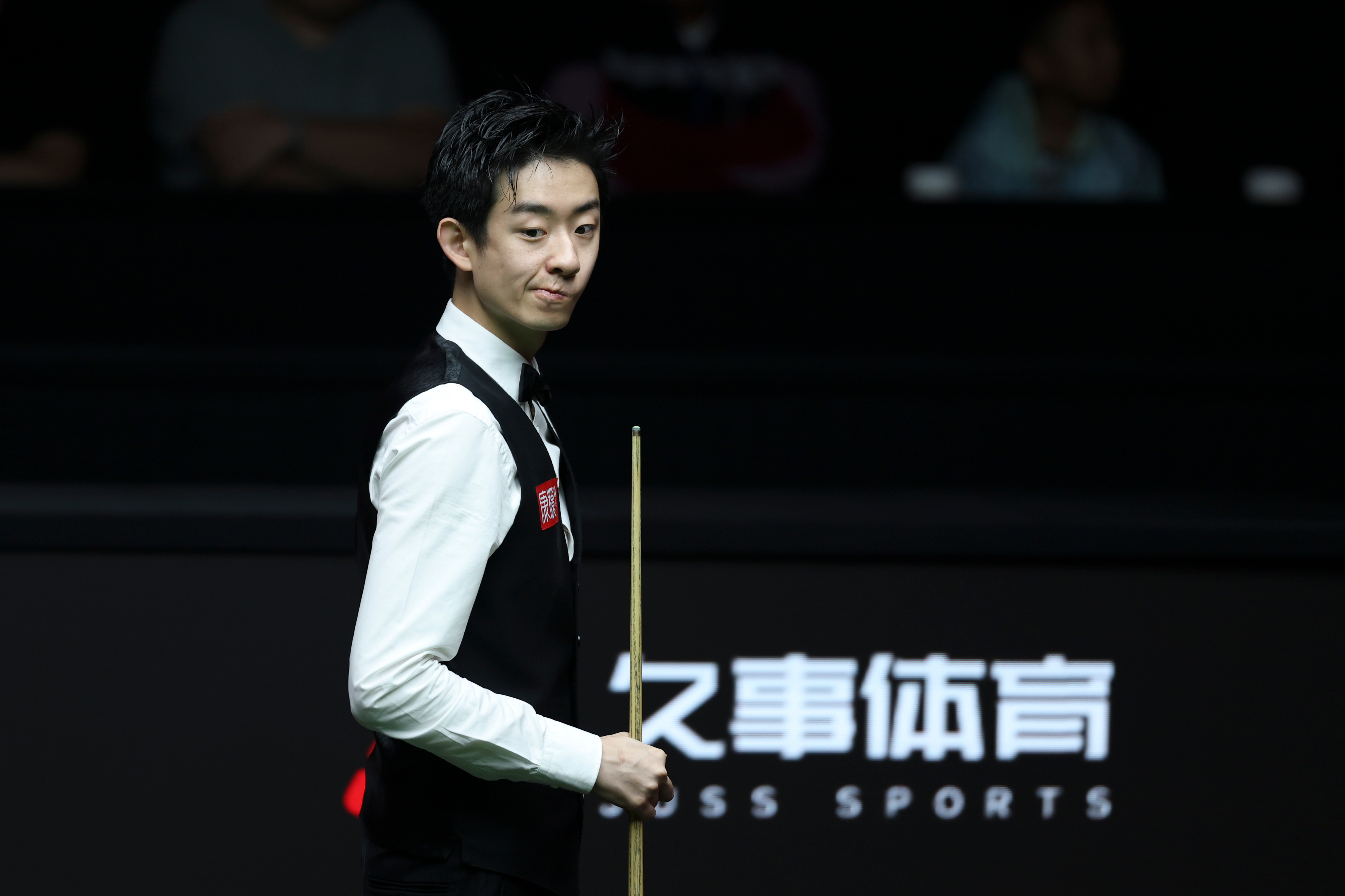斯诺克上海大师赛首场半决赛，特鲁姆普10比6吴宜泽晋级决赛，将与威尔逊...