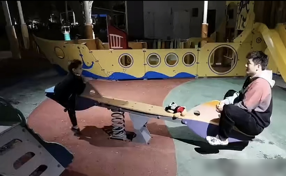 樊振东被拍到在卡塔尔大晚上一个人跑儿童区玩跷跷板，玩伴小孩突然跳下去，他愣在原地问怎么下去了。
对面没人，他还搁那坐着等。
这哥们真不是装。拿世乒赛冠军那天，采访到一半肚子饿得咕咕叫，收音全录进去了。颁奖被奖杯盖砸脑袋，咧嘴傻乐。记者拿粤语刁难他，他拿粤语怼回去，滴水不漏。
许昕说过，最想不通