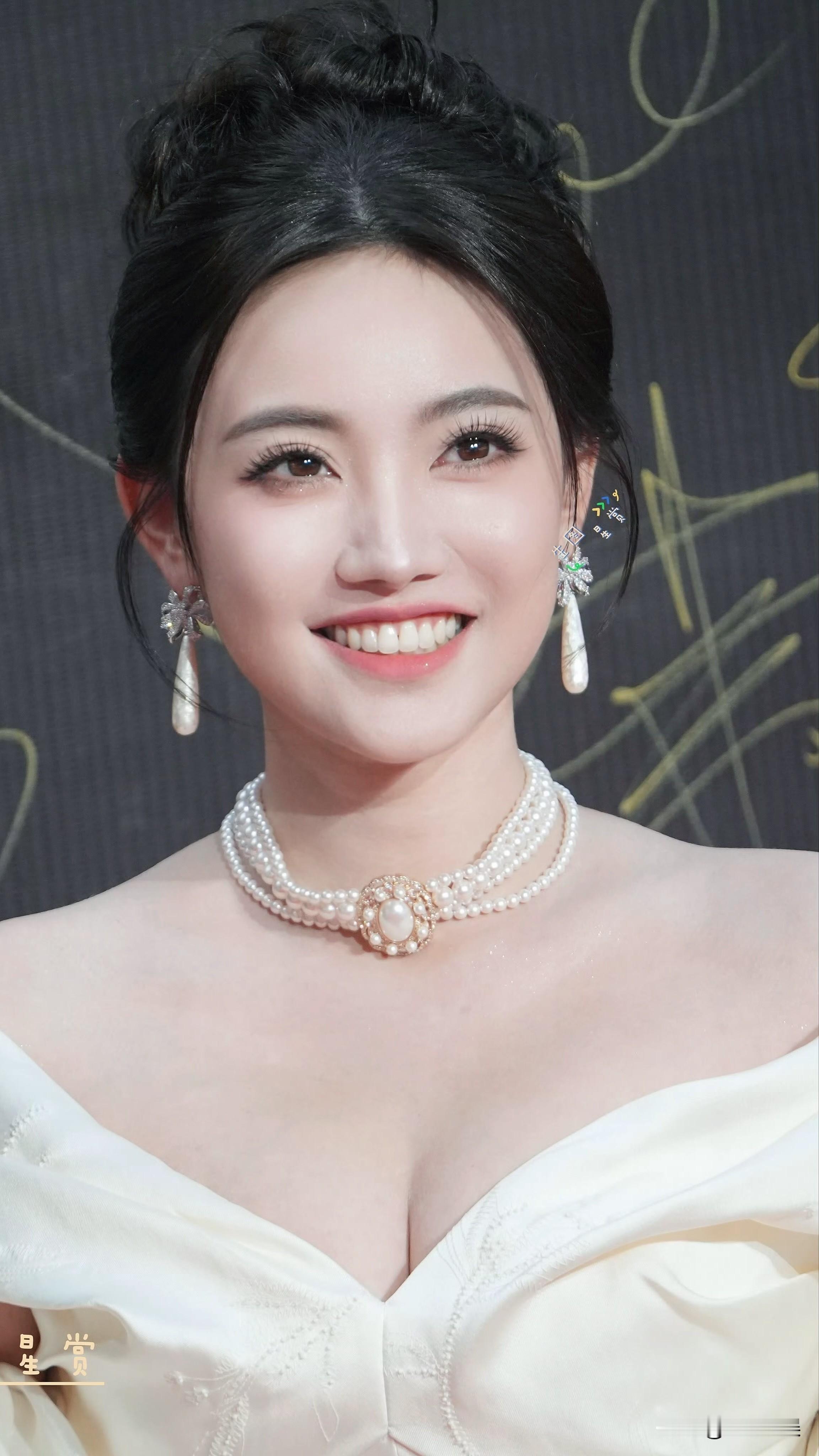 白昕怡 生图，顶流甜妹婚后营业，微短剧之夜红毯造型，身材热辣似🔥