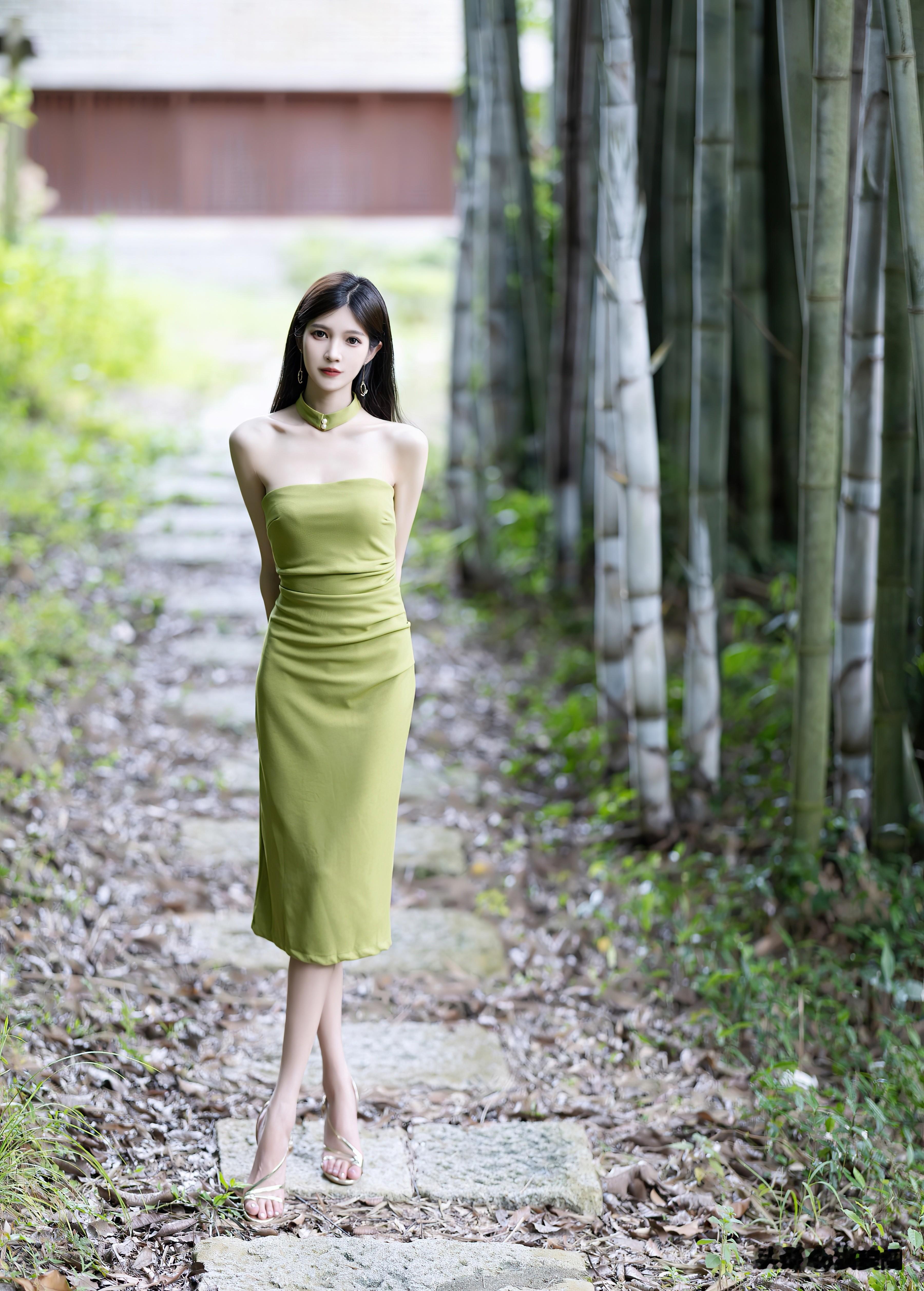 室外美女摄影写真｜抹茶绿色抹胸连衣裙，颜色清新，展现出优美的肩部和颈部...
