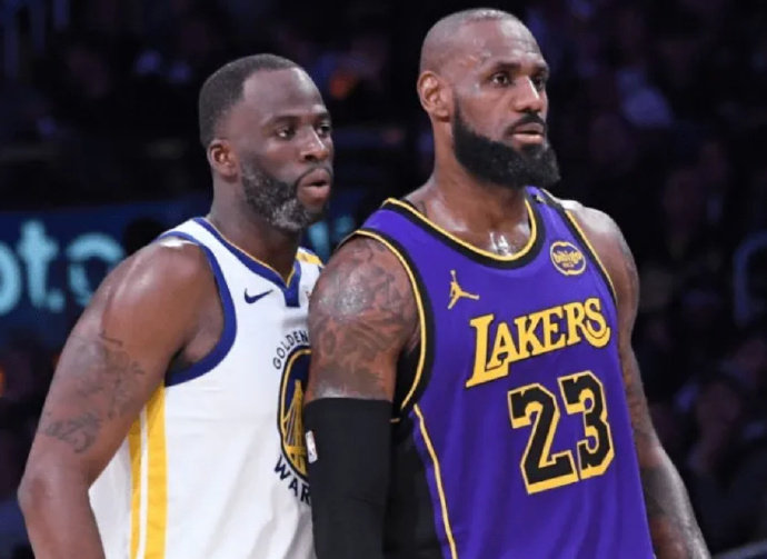 追梦格林在个人播客《The Draymond Green Show》被问到：就算背靠背赛程，哪些对手也能让自己瞬间拉满斗志。

格林的回答：詹姆斯肯定是其中之一，然后是火箭，因为我们和他们有很多恩怨，最后毫无疑问是杜兰特。

#nba吐槽大会##金州勇士# ​