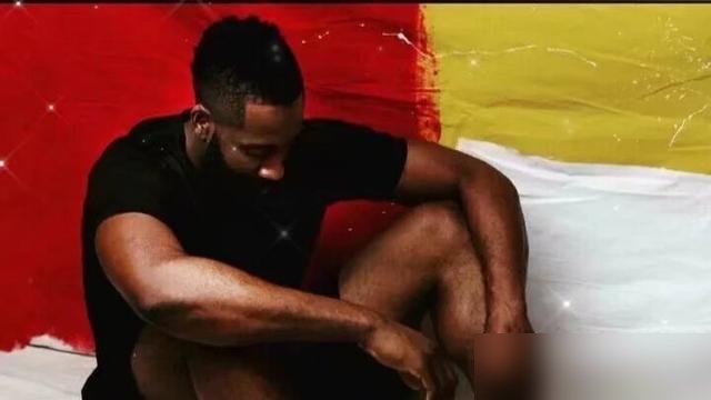 哈登脚踝还没好利索，阿特金森就急着让他练满全场，骑士这赛季是真等不起了。
4230万的球员选项，说扔就扔，转头谈一份复数年合同。35岁的老后卫，放弃最后一份超级顶薪，图什么？图一个冠军。
米切尔说哈登跟老詹、杜兰特同档，就差个戒指。阿里纳斯更直接，骑士夺冠，哈登历史地位立刻翻篇。
但话里话外都