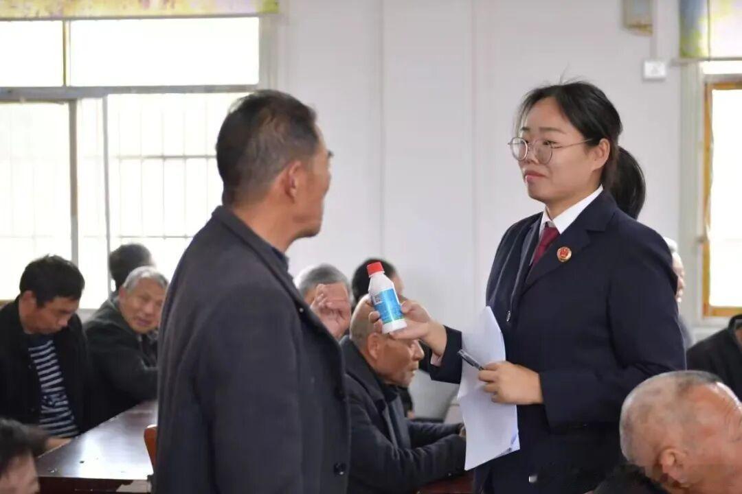 #鄂检新闻#【丰收节前，把辨假课搬到田间地头】丰收的期盼，始于一袋种子、一瓶农药、一包化肥，而少数不法分子瞄准农户渴望增产增收的心理制售伪劣农资，农户一季辛劳可能付诸东流。为守护粮食安全，蕲春县人民检察院打出农资打假组合拳：一边重拳打击制售假冒伪劣农资行为、深挖犯罪链条，一边把法治 ​