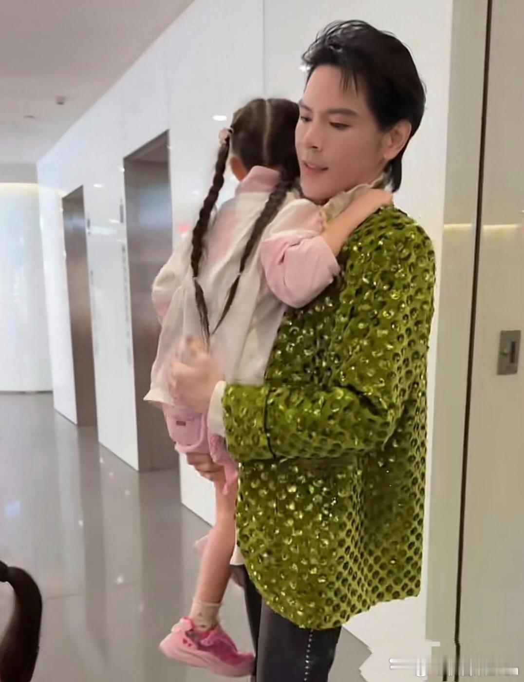 向佐晒一对儿女近照，郭碧婷也出镜，真是幸福的一家子！ ​