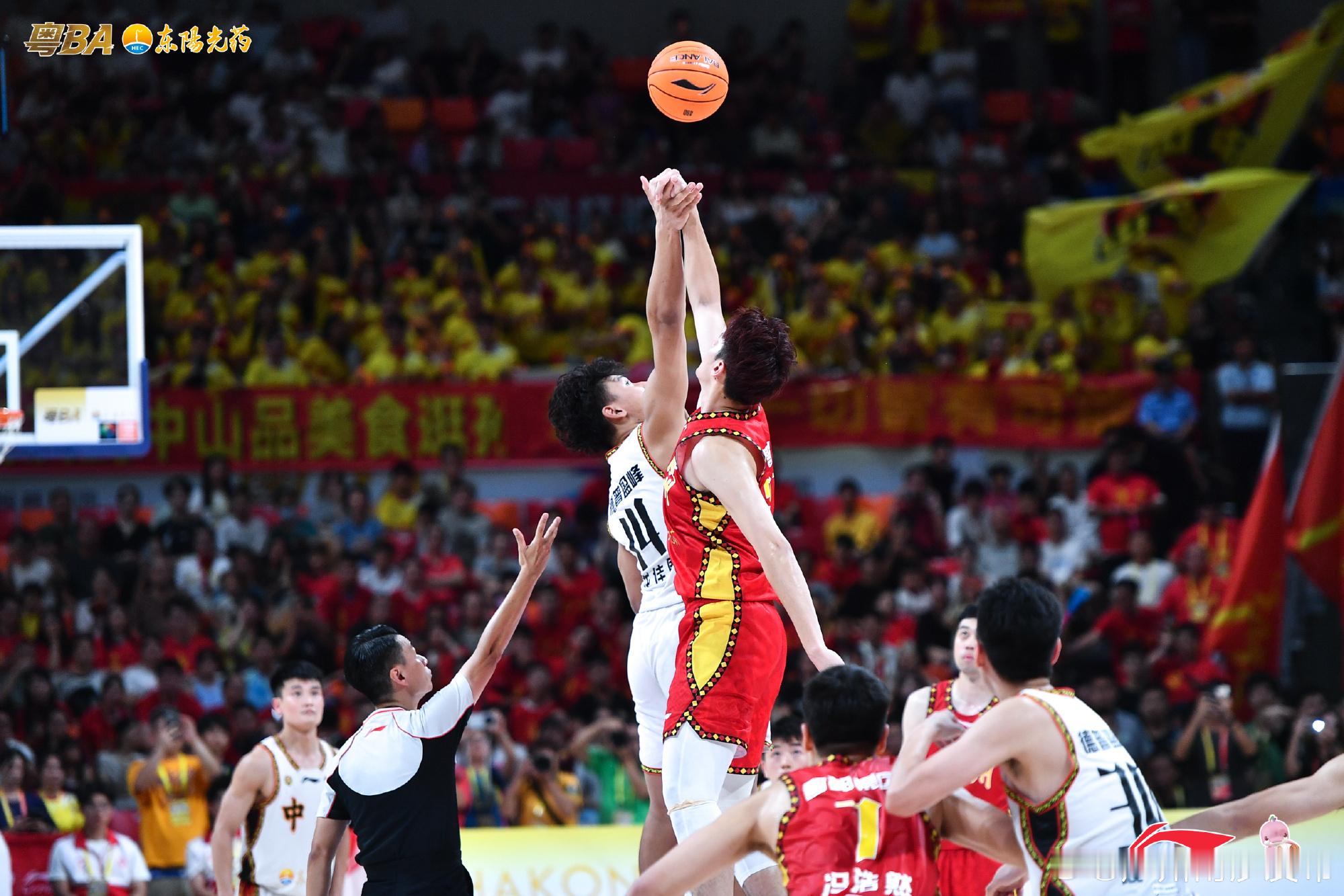 【广州队逆风翻盘，冯浩然成“决胜基石”，赛后他说：无论生活还是篮球，坚...