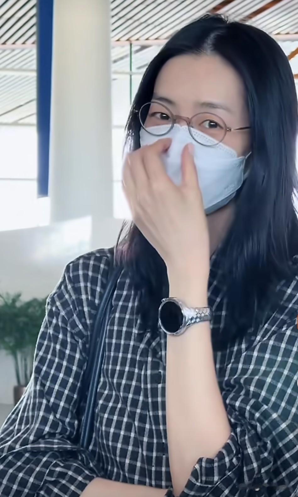 看到大家都骂刘雯，
我实在忍不住了，
陪男友看场演唱会，咋就成错了？

李荣浩演唱会上拿井柏然和刘雯开玩笑，有些CP粉直接破防，转头骂刘雯。

结果刘雯被曝提前改签机票，独自飞回北京，跟井柏然错开走。

更让人心疼的是，她感冒没好，一路咳嗽，还停下来给粉丝签名。

其实她剧宣时已经够避嫌了：分开走、