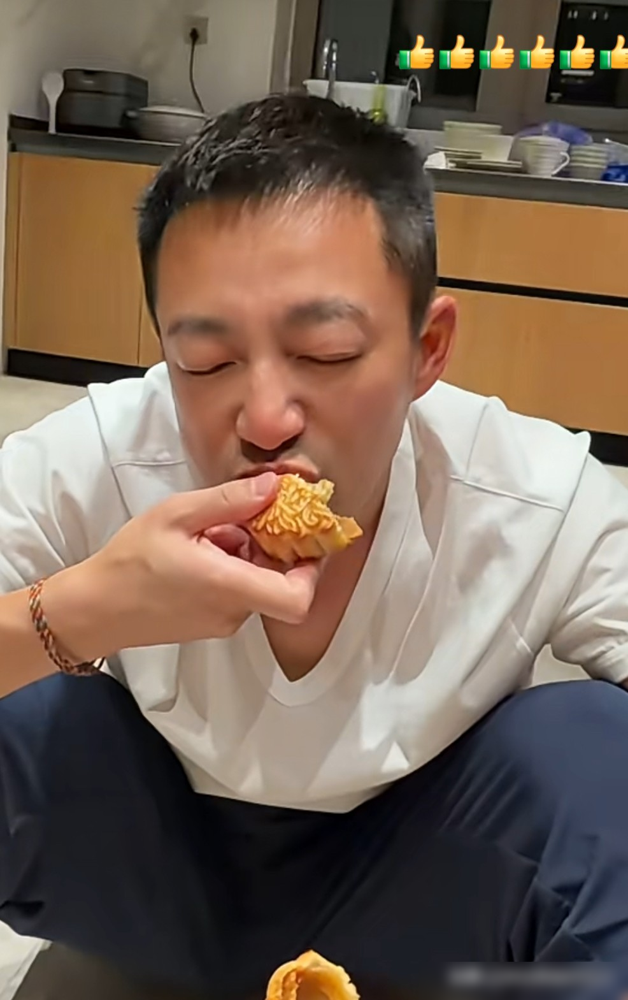 汪小菲半夜坐地上拆月饼，眼睛肿得像被人打了一拳。
他自己说长麦粒肿，网友根本不买账，评论区全在问是不是双眼皮没割好。有人翻出3月的照片，那时候眼皮就比之前宽厚，被调侃在恢复期，这回更明显了。
更损的是，连整形医生李劲良都被拉出来讨论技术行不行。
菲宝还入镜了，挺温馨一画面，结果全网只盯着他爸的