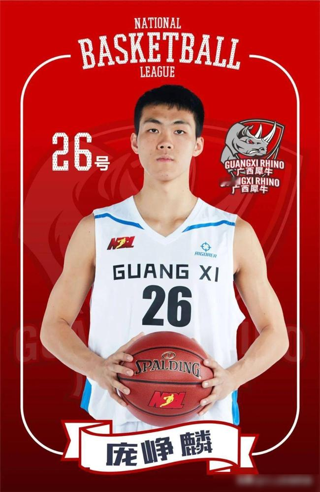狂胜38分，男篮队长上场9分钟仅拿3分，全网都在骂他废了。
庞峥麟这帮小将在场上大杀四方，风光无限。而戴着队长袖标的胡明轩，全场只投进一记三分，成了千夫所指的唯一短板。
外行看数据，骂他软。但别忘了，那是去年亚洲杯决赛狂砍26分、打加拿大轰24分的硬汉，真以为他拔不动刀了？
膝盖带着炎症，硬扛