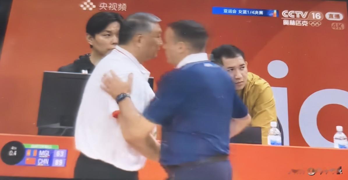 虽然中国女篮毫无悬念地战胜了蒙古女篮打进亚运会四强，但是本场1/4决赛暴露出了一些问题:
1、开局进入状态较晚，反而被蒙古女篮打了个8:2，第一节比赛仅仅领先蒙古女篮1分。

2、三分球命中率不佳，仅仅17投5中。而且防守机动性不足，反而被蒙古女篮投中12个三分球。

3、进攻效率不高，很多篮下球都