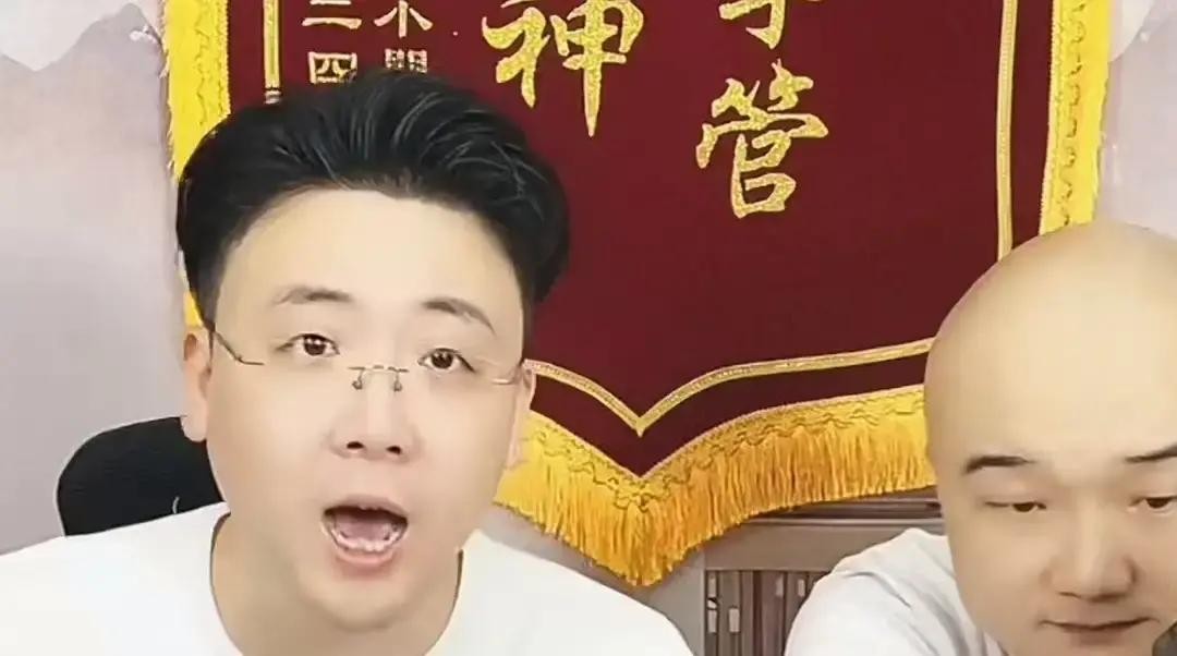 尹笑声是当年抵制德云社的老先生之一，可他徒弟杨威，现在跟德云社演员称兄道弟。

这事放在2010年前后，根本没人信。那时候相声圈分成两拨，一拨是德云社，另一拨是“反德云社联盟”。尹笑声就是联盟里的核心人物，带头骂郭德纲“破坏行规”。

媒体当年把这事炒得很凶。标题全是“老艺术家容不下新人”“同行抱团