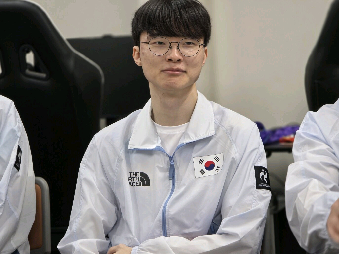 💭 Faker选手在拿到金牌的这段旅程中，最困难的事情是什么？

Faker：早上起床最困难。

#英雄联盟[超话]# ​