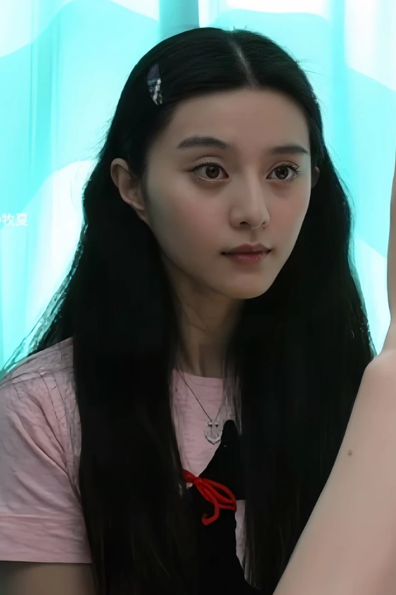 冰冰高低眉，蒋奇明脸不对称，照样有人觉得好看。
可轮到自个儿，脸稍微不流畅就焦虑得不行。
脸不流畅，有人是天生gu相，有人是后天“养”歪的——单侧嚼、固定侧睡、爱托腮，日积月累肌肉就偏了。
日常缓解：换边嚼、平躺睡、热敷放松咬肌。
但有些偏移，自己调不回来。
常来的朋友，进门就说“脸歪了”。
老师傅