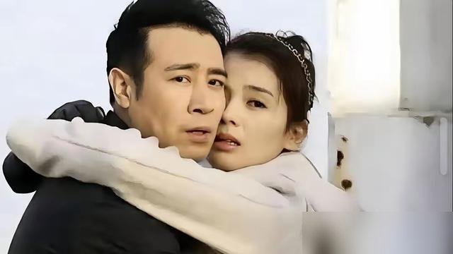 刘涛跟于和伟拍吻戏，刚凑近就喊了停，原因就仨字：烟味重。
于和伟当场没恼，自嘲了一句把全组逗乐了。打那以后他立了规矩，只要拍亲密戏，提前嚼薄荷糖、漱口，一样不落。
后来俩人又合作了好几回，默契得很。刘涛私下说，于老师细节上特别讲究，让人踏实。
如今于和伟在《伟大的长征》里演毛泽东，央视一套正播