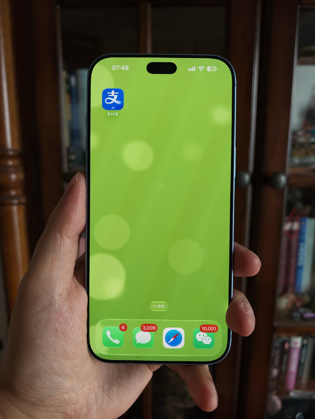 黄牛称18ProMax价格快崩了。客观的说，今年iPhone18 Pro系列的销量肯定不如去年的，一是涨价了，大多数用户不得不选256G版本，一是挣钱更难了，一些人会放弃换新。一个例子是附近的授权店以前第一天都不愁卖，前天店员主动联系我要不要[允悲]！ ​