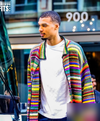 霍勒迪这一招“撤凳子”，直接把文班亚马的脑袋往地板上砸！慢镜头回放，你...