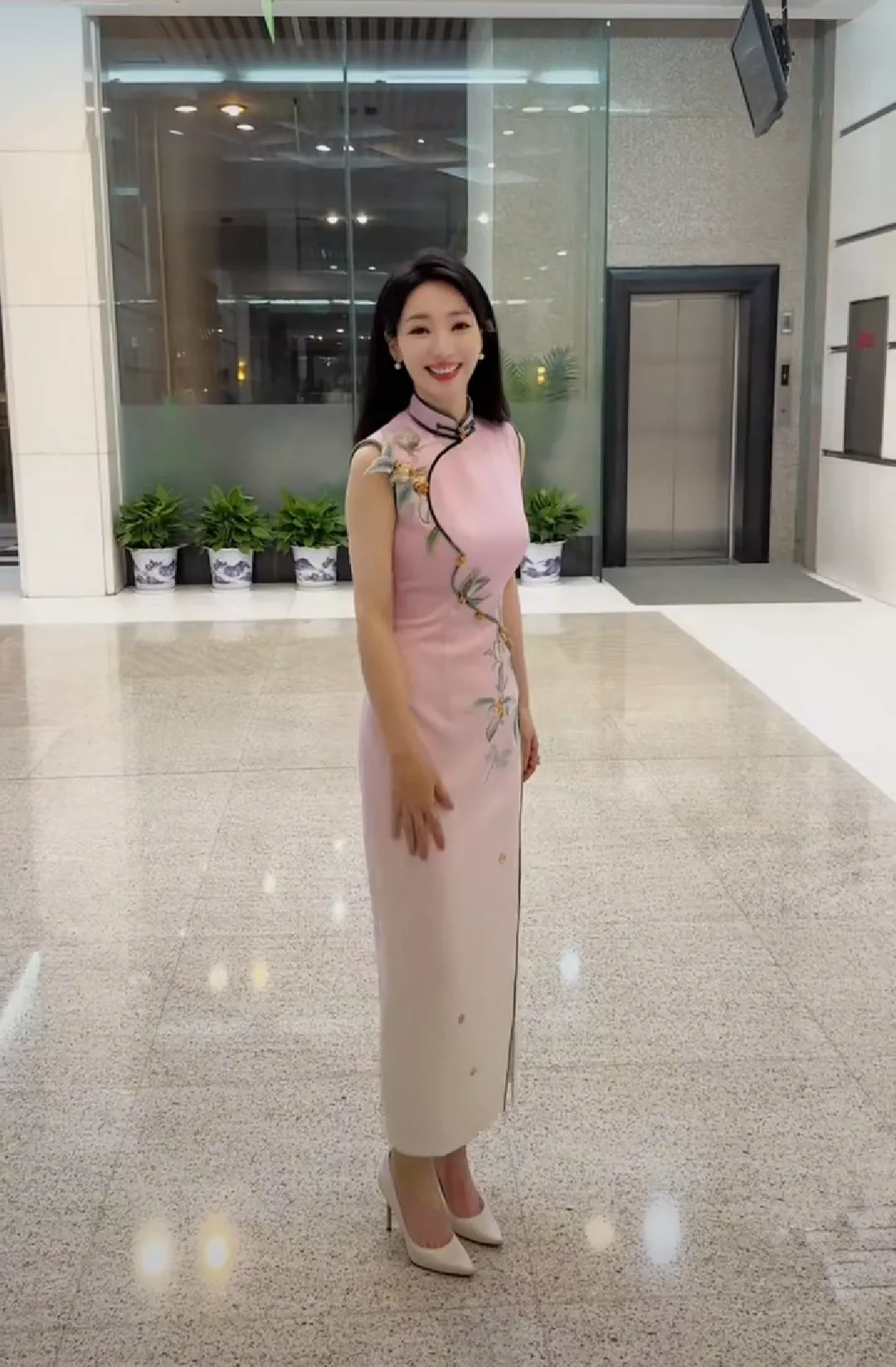 旗袍小姐姐柳岩 回眸一笑百媚生 魅力四射放光芒 成熟知性真耐看 曼妙身...