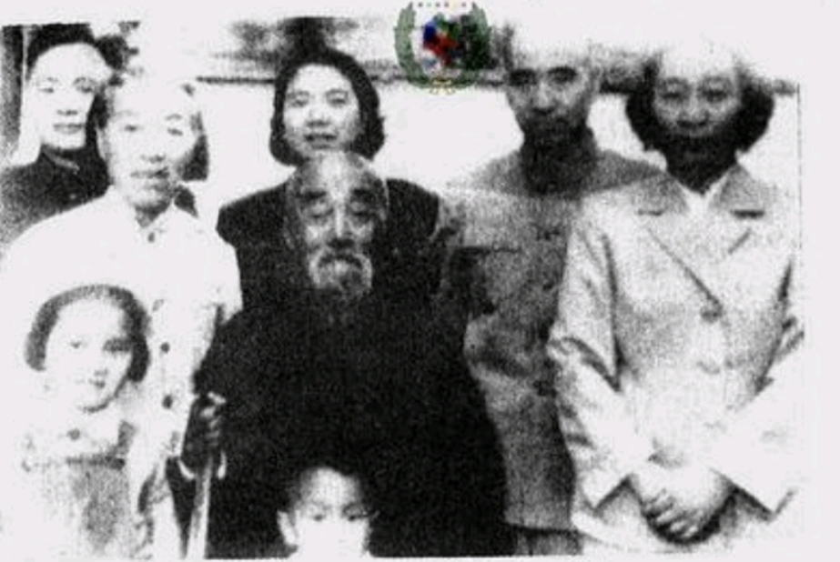 林与家人的合影，很少见。
前排从右至左:叶群、林明卿（林父)、林宝珠(林姐姐)。