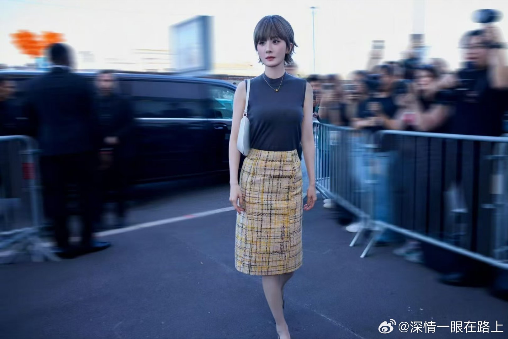 #杨幂米兰造型三折叠# 别人时装周给一套图就不错了，她直接三折叠安排上，短发酷飒，长裙温柔，风格切换跟玩似的 ​