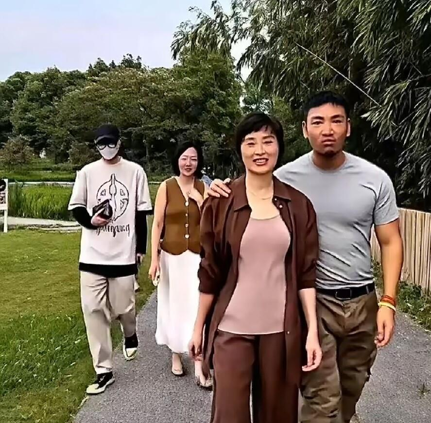 吴越一句“幸福不需要向任何人证明”，把整个娱乐圈的恋爱公关公司都干沉默了！
事情其实特简单。网上传她跟一位文化公司高管因公益结缘，相处得挺好，没热搜、没官宣、没九宫格合照。换别人，早买俩热搜昭告天下了，她倒好，淡淡一句：“幸福不需要向任何人证明。”连网友铺天盖地的祝福她都没接茬，照旧过自己的日子。