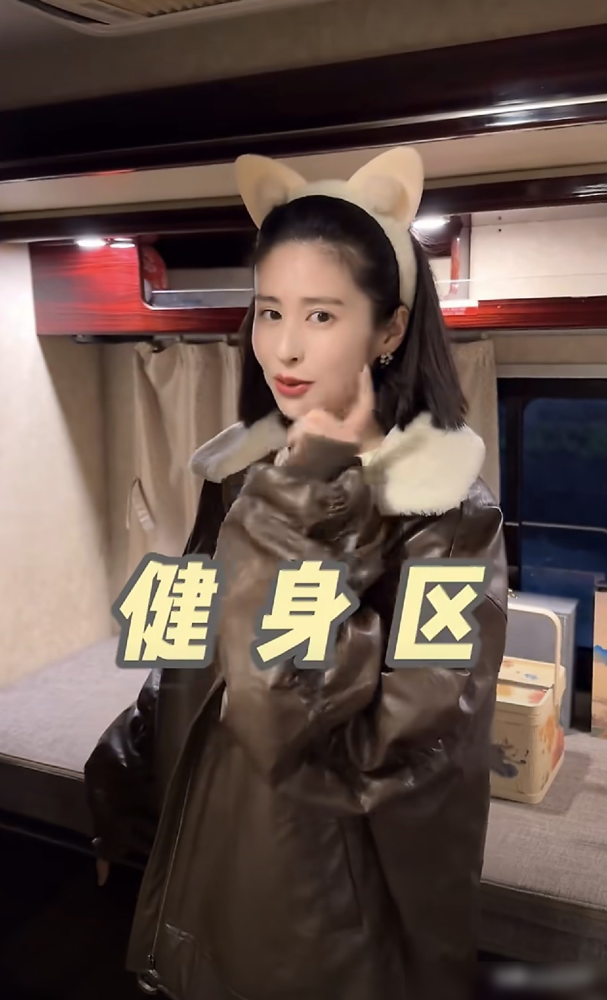 颖儿那房车，塞下了一个练字台、一套茶具，还专门留了块地方打拳击。
拍戏间隙别人刷手机，她换条运动裤就开练，沙袋声在剧组停车场里闷响。
器械也不唬人，弹力带、筋膜球、一对小哑铃，全是能塞进抽屉的尺寸。
她说拳击最解压，戏里受的气，三回合下来全散了。
练完煮壶老白茶，盘腿坐会儿，再接着回片场。