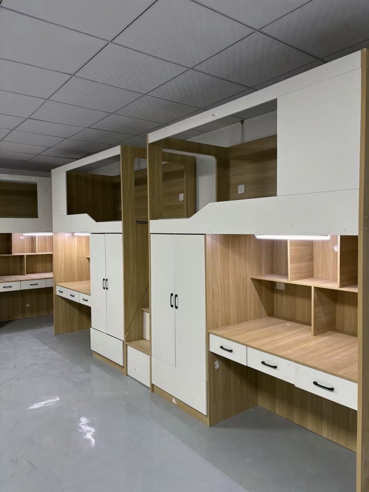 建议全国都普及这种宿舍床桌分离式： 这种设计把睡眠区和学习区分开，床铺是普通下铺，书桌在房间中央，空间感更强，不用每天爬上爬下，私密性也更好。升级版上床下桌： 这是更主流的配置，但已经进化了。不仅空间宽敞，还标配空调、独立卫浴和阳台，储物空间也做得非常足，把个人小天地打造得井井有条。